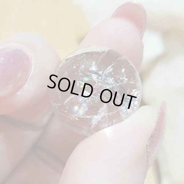 画像4: ★送料無料★ 特別価格！ 美しいレインボーのアイリスクォーツ丸玉（木製台座付き） (4)