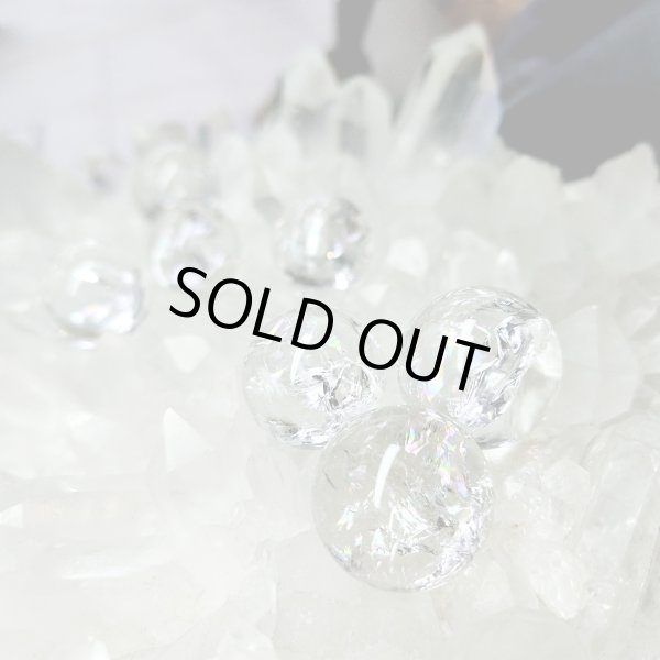 画像2: ★送料無料★ 特別価格！ 美しいレインボーのアイリスクォーツ丸玉（木製台座付き） (2)