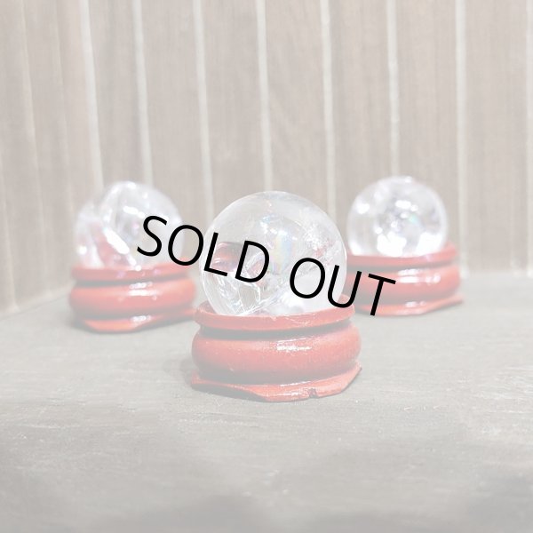 画像5: ★送料無料★ 特別価格！ 美しいレインボーのアイリスクォーツ丸玉（木製台座付き） (5)