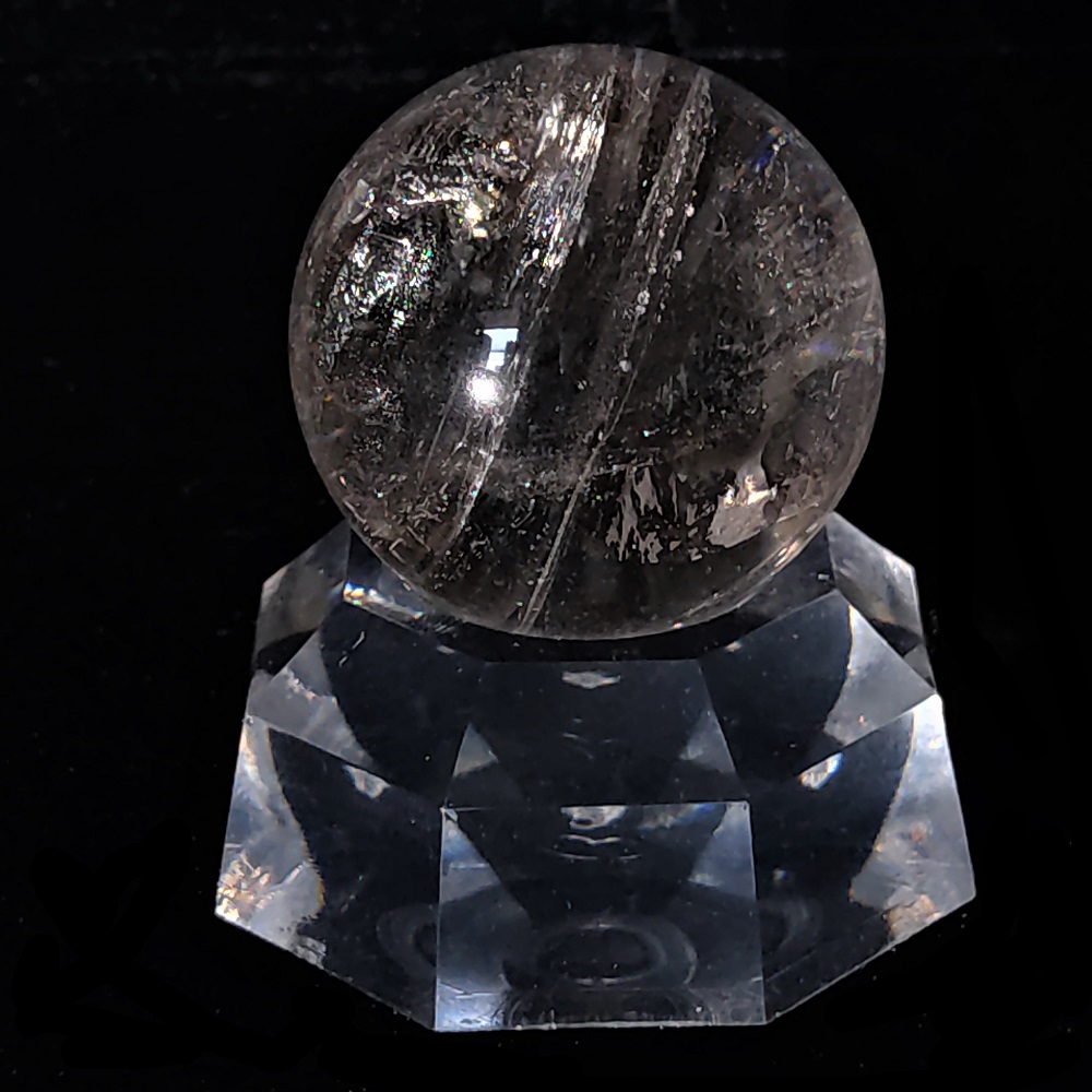 060847 虹入り天然水晶玉台座付き31.6ミリ