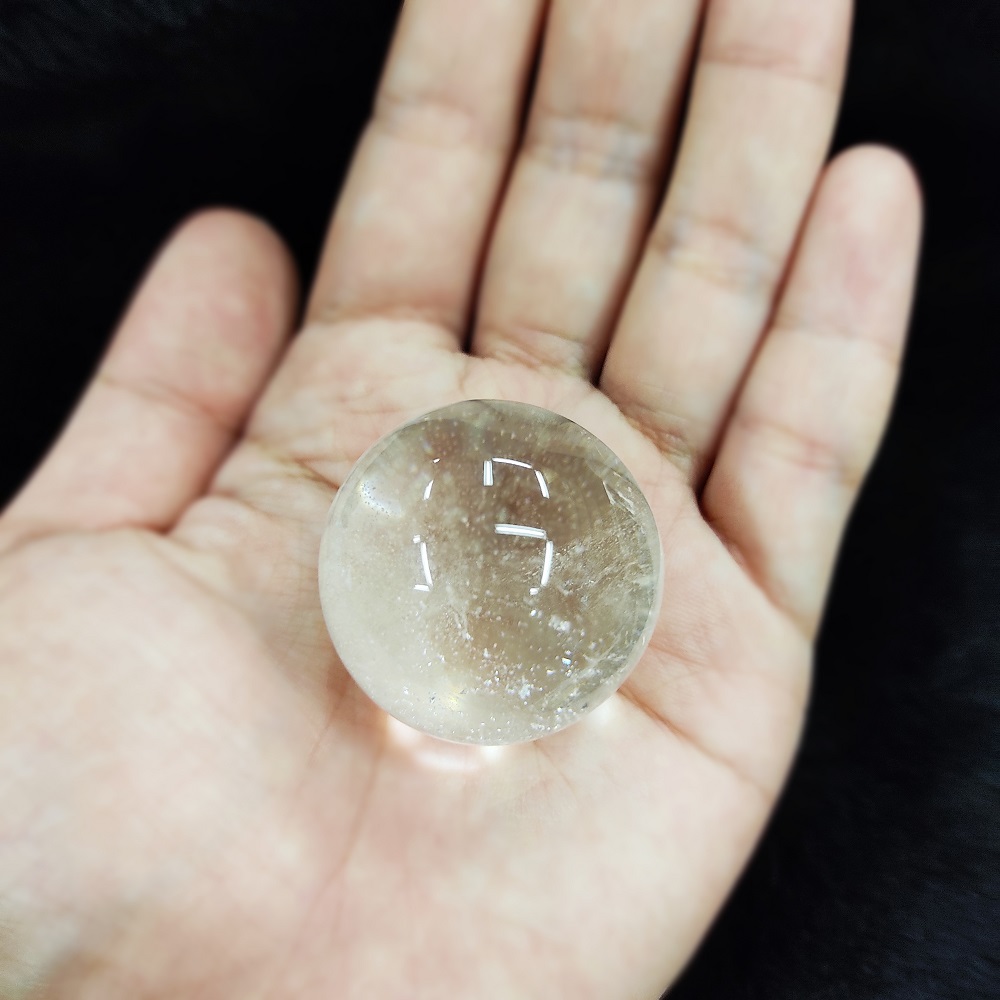 060847 虹入り天然水晶玉台座付き31.6ミリ