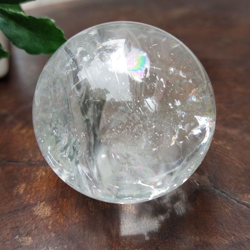 060847 虹入り天然水晶玉台座付き31.6ミリ