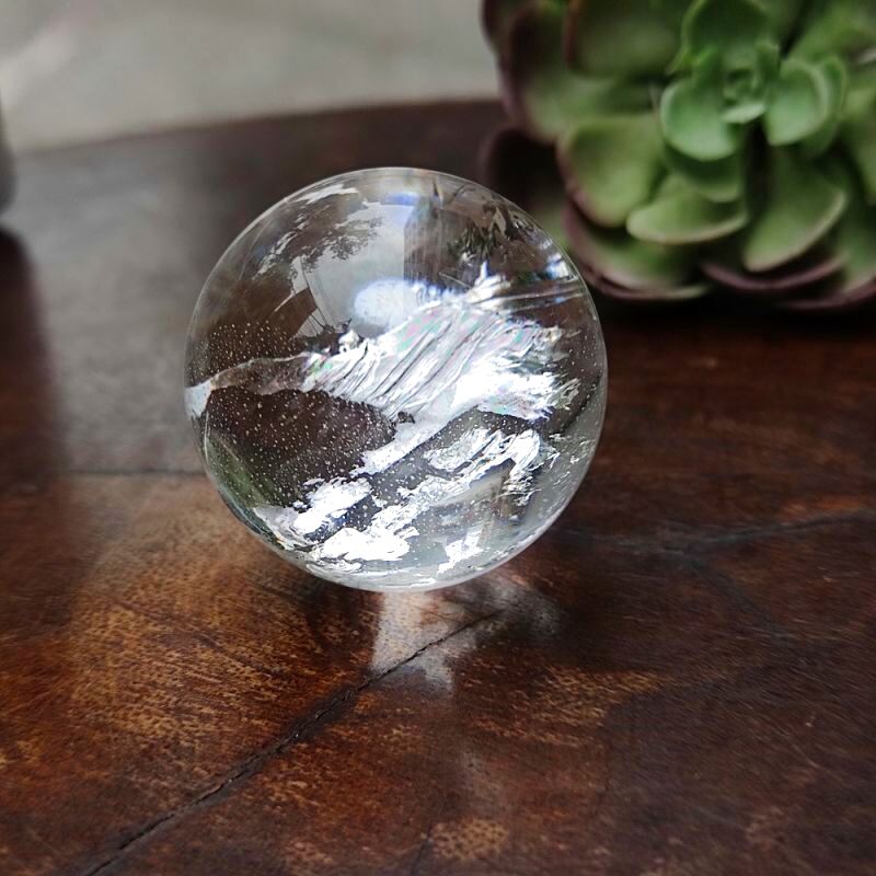 0608109 天然水晶台丸玉座付き虹入り32ミリ